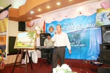 Anh_Tung_voi_bai_hat_Sai_Gon[1].....jpg